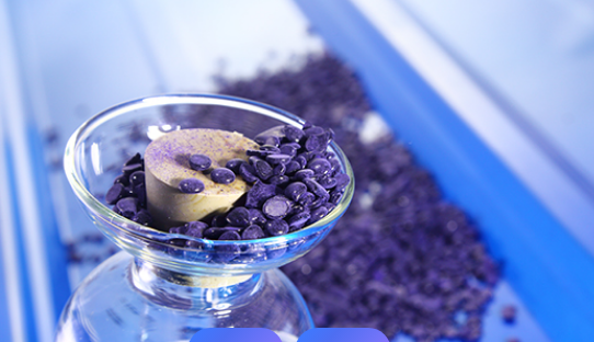 硼?；? /> 
</p>
<h4>
	　　二、化學性質(zhì)
</h4>
　　?穩(wěn)定性?：化學性質(zhì)相對穩(wěn)定，但在一定條件下可能與其他物質(zhì)發(fā)生反應。例如，在特定的酸堿環(huán)境或高溫高壓條件下，其化學結(jié)構(gòu)可能會發(fā)生變化，從而影響其性能和應用效果。<br />
　　?鈷含量?：鈷含量是衡量硼?；捹|(zhì)量的重要指標之一，一般鈷含量在22.5±0.5%，也有產(chǎn)品鈷含量為15.5±0.5%。較高的鈷含量通常意味著產(chǎn)品具有更好的粘合促進效果等性能。<br />
<h4>
	　　三、應用特性
</h4>
　　?粘合促進?：作為橡膠與鍍銅、鍍鋅鋼絲的粘合促進劑，比普通的鈷鹽粘合力強。在橡膠制品生產(chǎn)中，能夠顯著提高橡膠與鋼絲骨架材料之間的粘合強度，增強制品的整體性能和使用壽命。例如，在鋼絲子午線輪胎的生產(chǎn)中，使用硼酰化鈷可以有效防止輪胎在使用過程中出現(xiàn)鋼絲與橡膠脫層的現(xiàn)象。<br />
　　?耐性優(yōu)良?：具有良好的耐熱、耐濕、耐蒸汽、耐鹽水和防止金屬腐蝕等性能。在復雜的使用環(huán)境下，能夠保持穩(wěn)定的性能，確保橡膠制品的質(zhì)量和可靠性。例如，在海洋環(huán)境或高溫高濕的工作條件下，使用硼酰化鈷作為粘合促進劑的橡膠制品依然能夠保持良好的粘合性能和物理性能。<br />
　　?抗老化性好?：能夠有效抵抗橡膠在使用過程中因氧化、光照、熱等因素引起的老化現(xiàn)象，延長橡膠制品的使用壽命。這使得硼?；捲谝恍ο鹉z制品耐久性要求較高的領域得到廣泛應用，如汽車制造、航空航天等。<br /></div>
      <div   id=